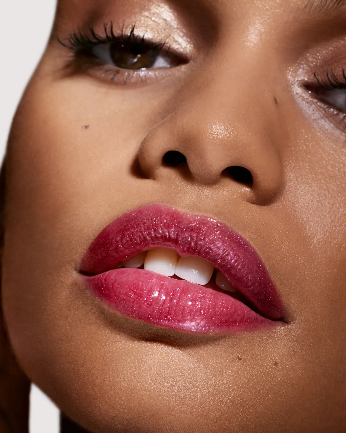 FENTY BEAUTY BY RIHANNA GLOSSBOMB UNIVERSAL LIP LUMINIZER (FUSHIA FLEX)