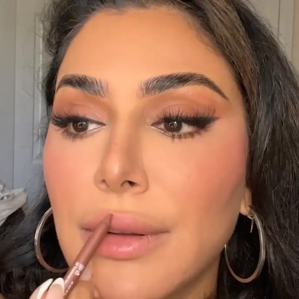 Huda Beauty Lip Liner Lip Contour 2.0 Automatic Matte Lip Pencil (Warm Brown)